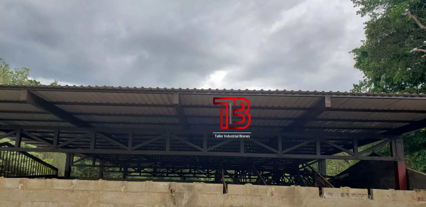Estructura metálica para techo industrial con vigas fabricada por Taller Industrial Brenes